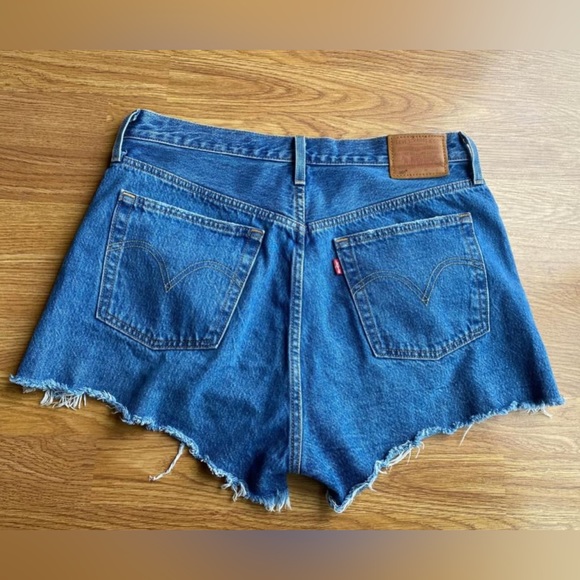 Levi’s 501 Shorts- Women’s - Picture 4 of 5